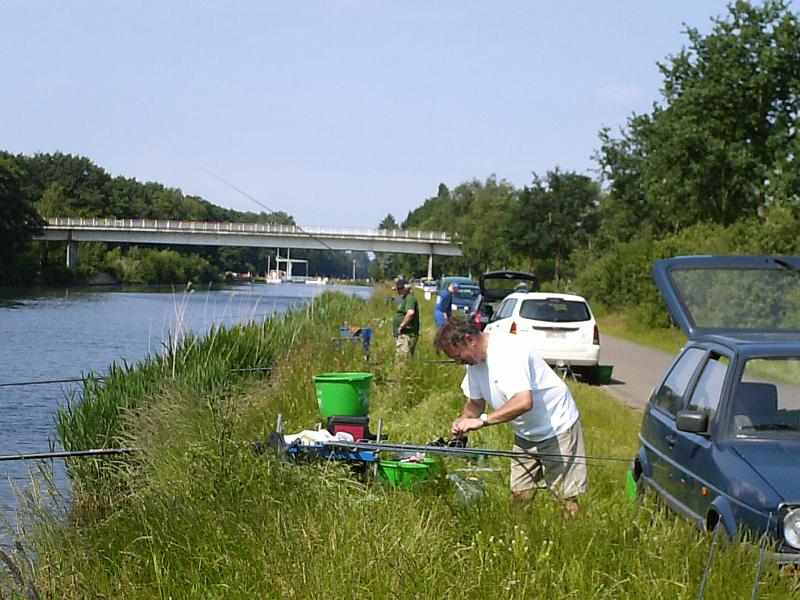 VLL-22-6-08 (3).JPG - Het opstellen van de wedstrijd, begin van de sektoren.